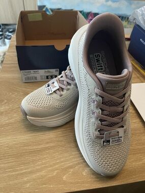 Skechers Womens MAX CUSHIONING ENDEAVOUR Sunrise Day Natural Color Size 6 & 6.5